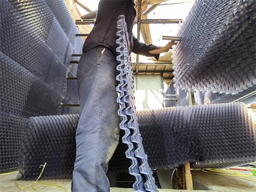 開式冷卻塔點滴式填料的制作過程(開式逆流冷卻塔)